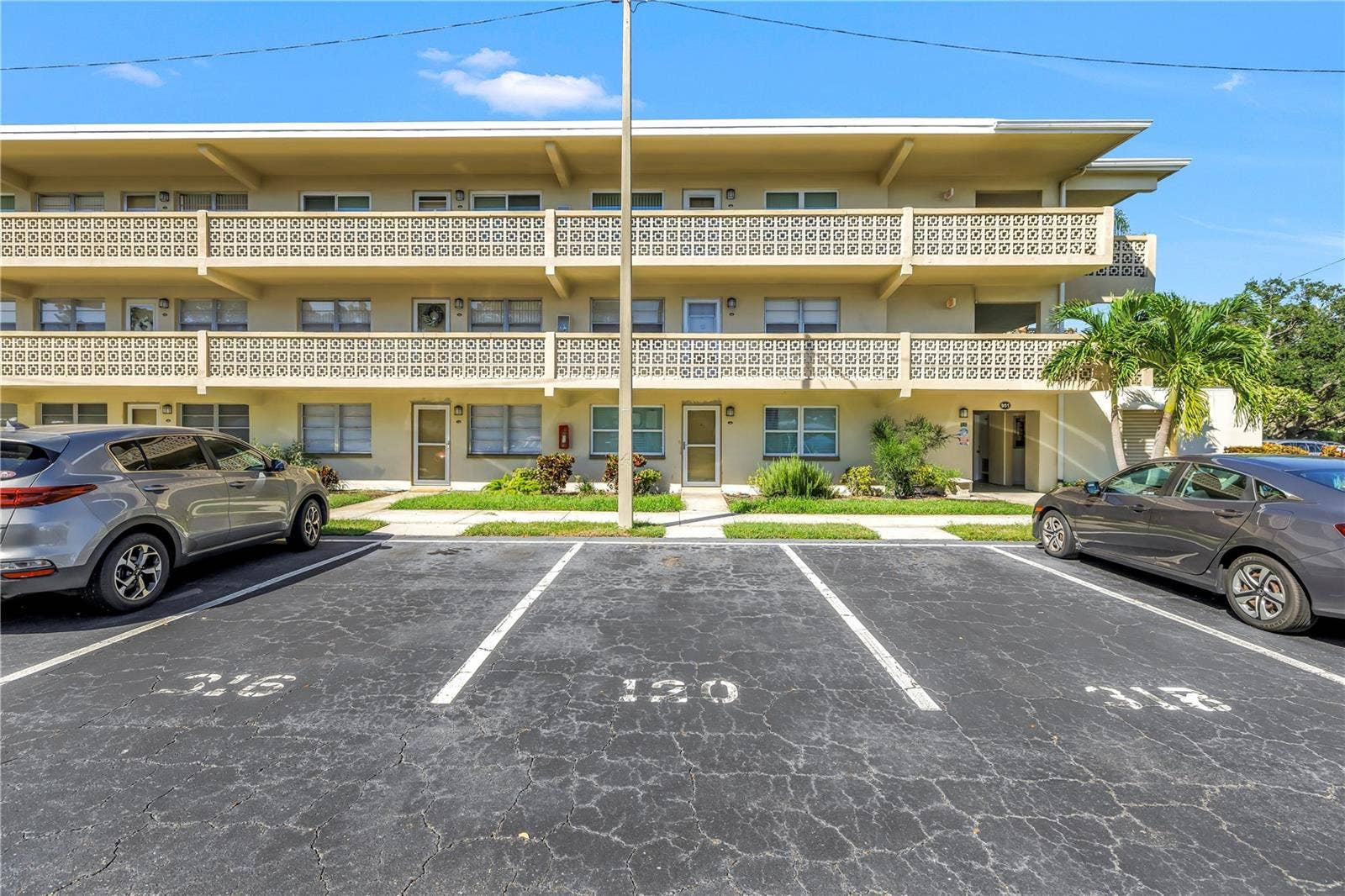 951 79TH AVENUE N, #120, St Petersburg, FL 33702
