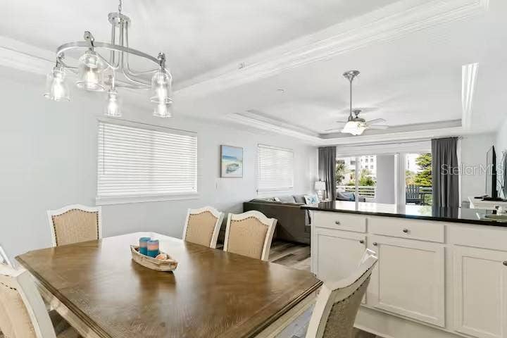 Dining and wet bar area