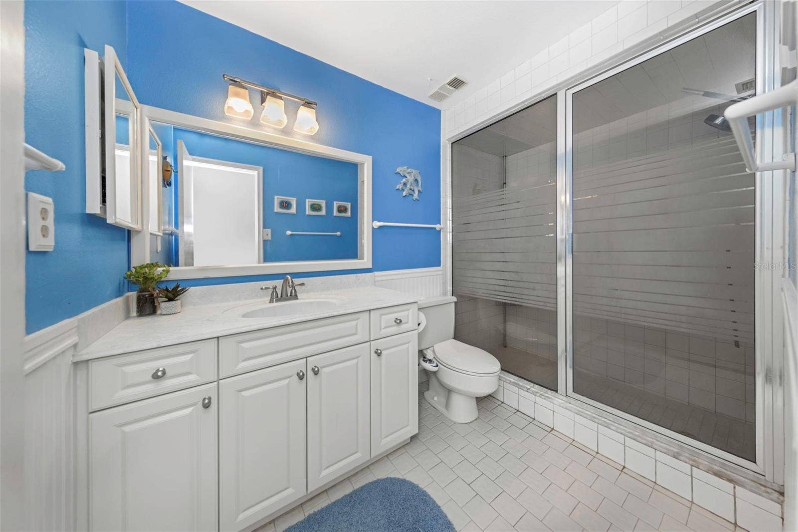 5650 ESCONDIDA BOULEVARD S, St Petersburg, FL 33715 Full bath on same level as pink bath