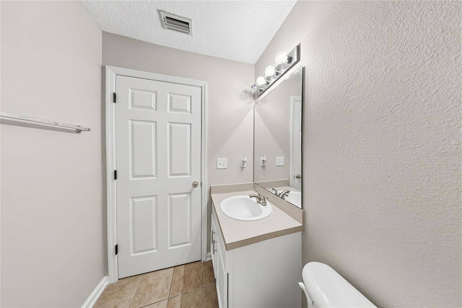 8050 LEAFCREST DRIVE, Jacksonville, FL 32244 8050 LEAFCREST DRIVE, Jacksonville, FL 32244