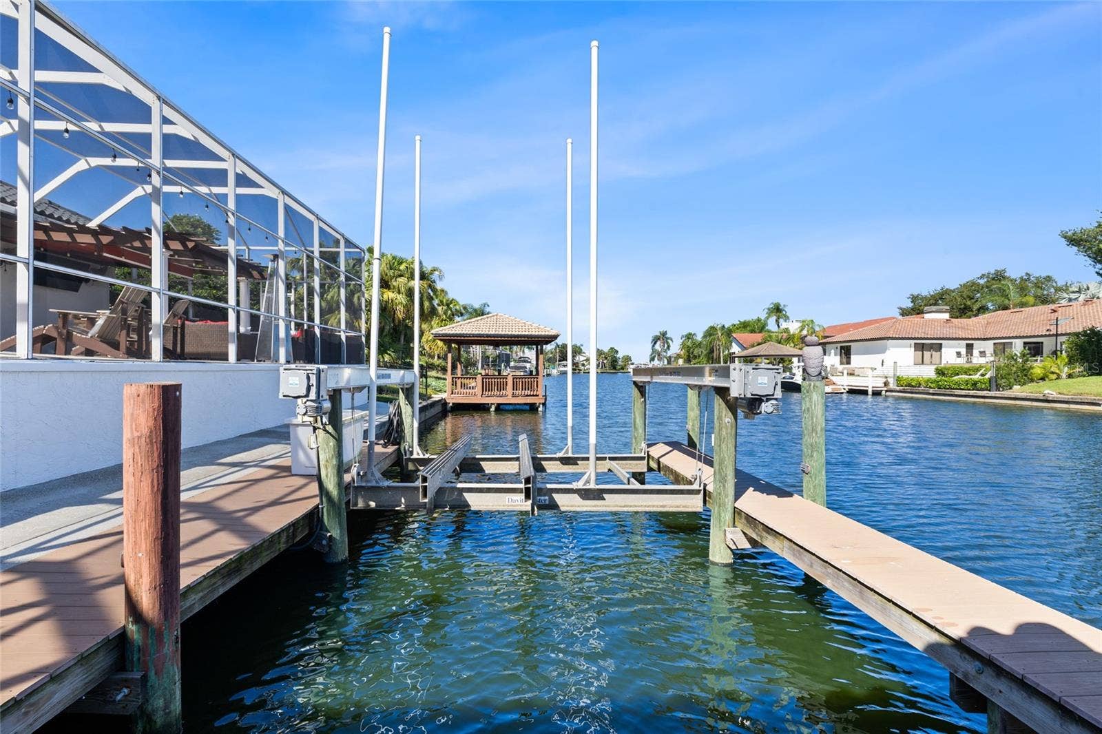 9805 COMPASS POINT WAY, Tampa, FL 33615 20,000 lb boat lift
