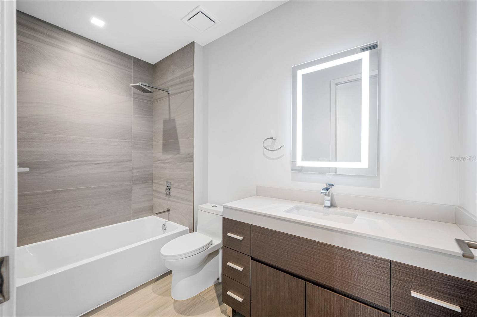 5 N OSCEOLA AVENUE, #204, Clearwater, FL 33755 Guest bathroom