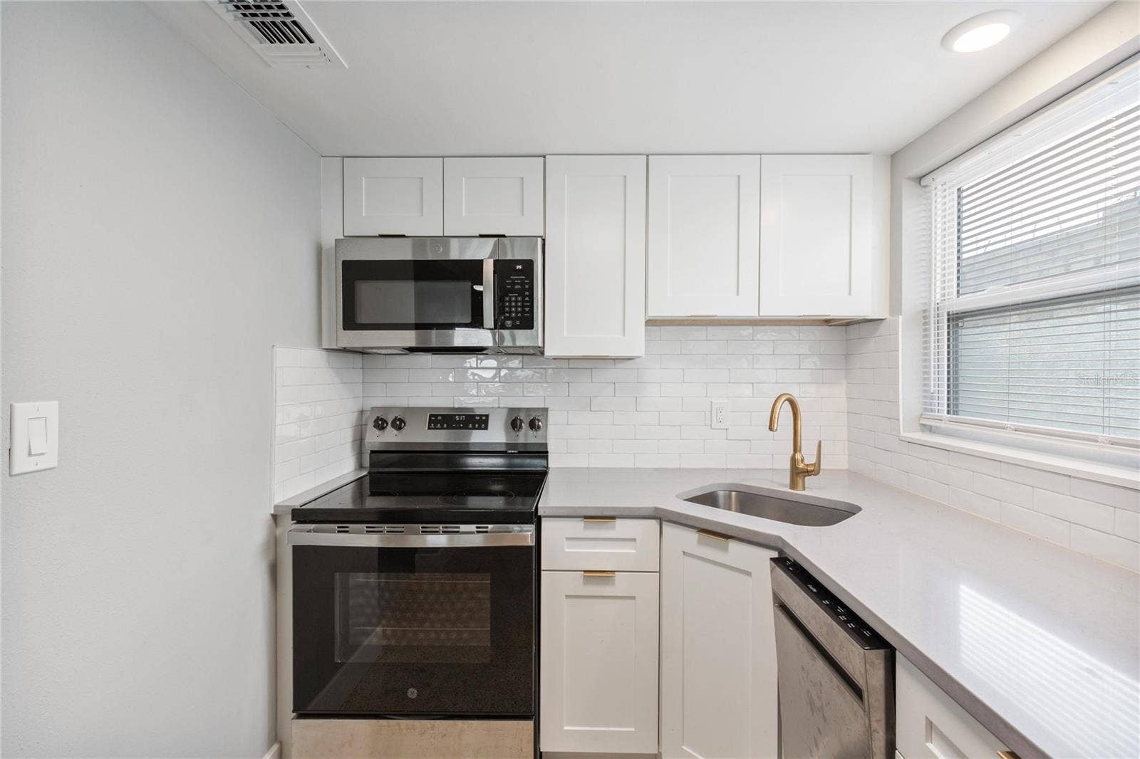 11355 3RD STREET E, #2, Treasure Island, FL 33706 Stunning Kitchen
