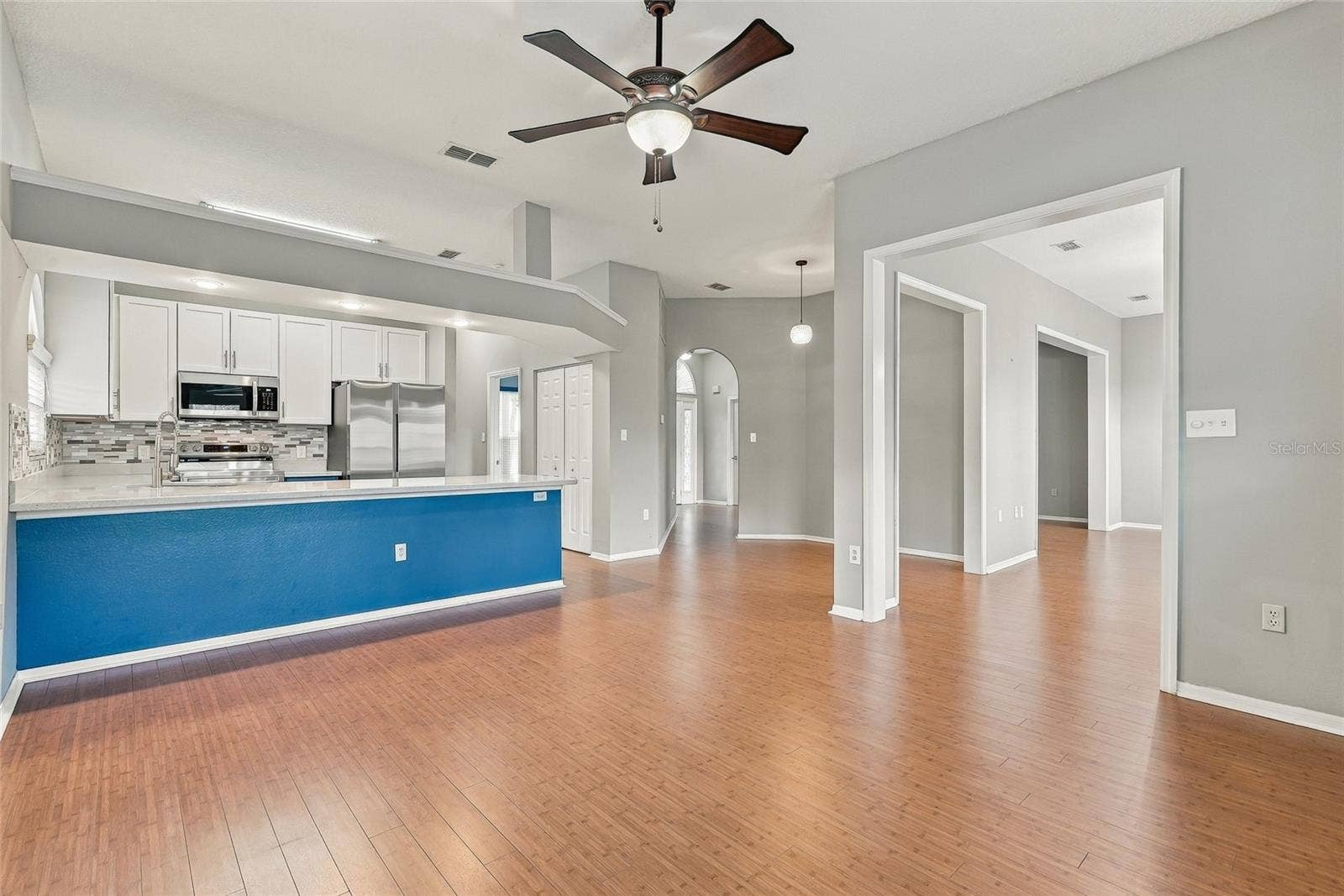 OPEN CONCEPT / SPLIT FLOOR PLAN
