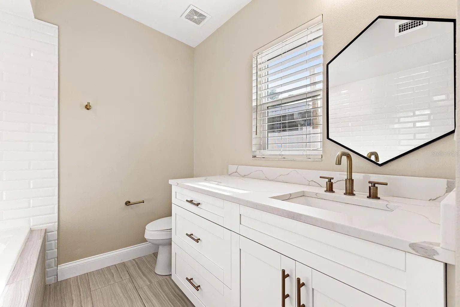 2614 W HENRY AVENUE, Tampa, FL 33614