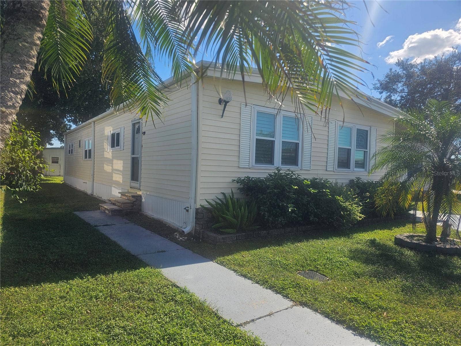 392 COBIA WAY, Oldsmar, FL 34677 Left Side Yard