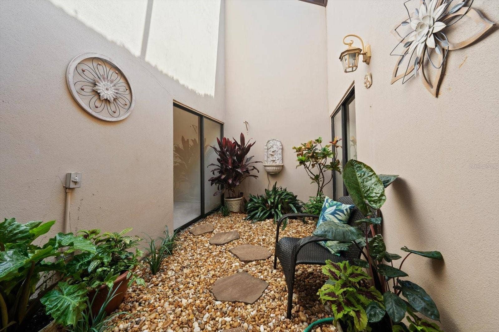 3160 JADEMOOR CIRCLE, Palm Harbor, FL 34685 Screened in Atrium between Bedroom #2 and #3