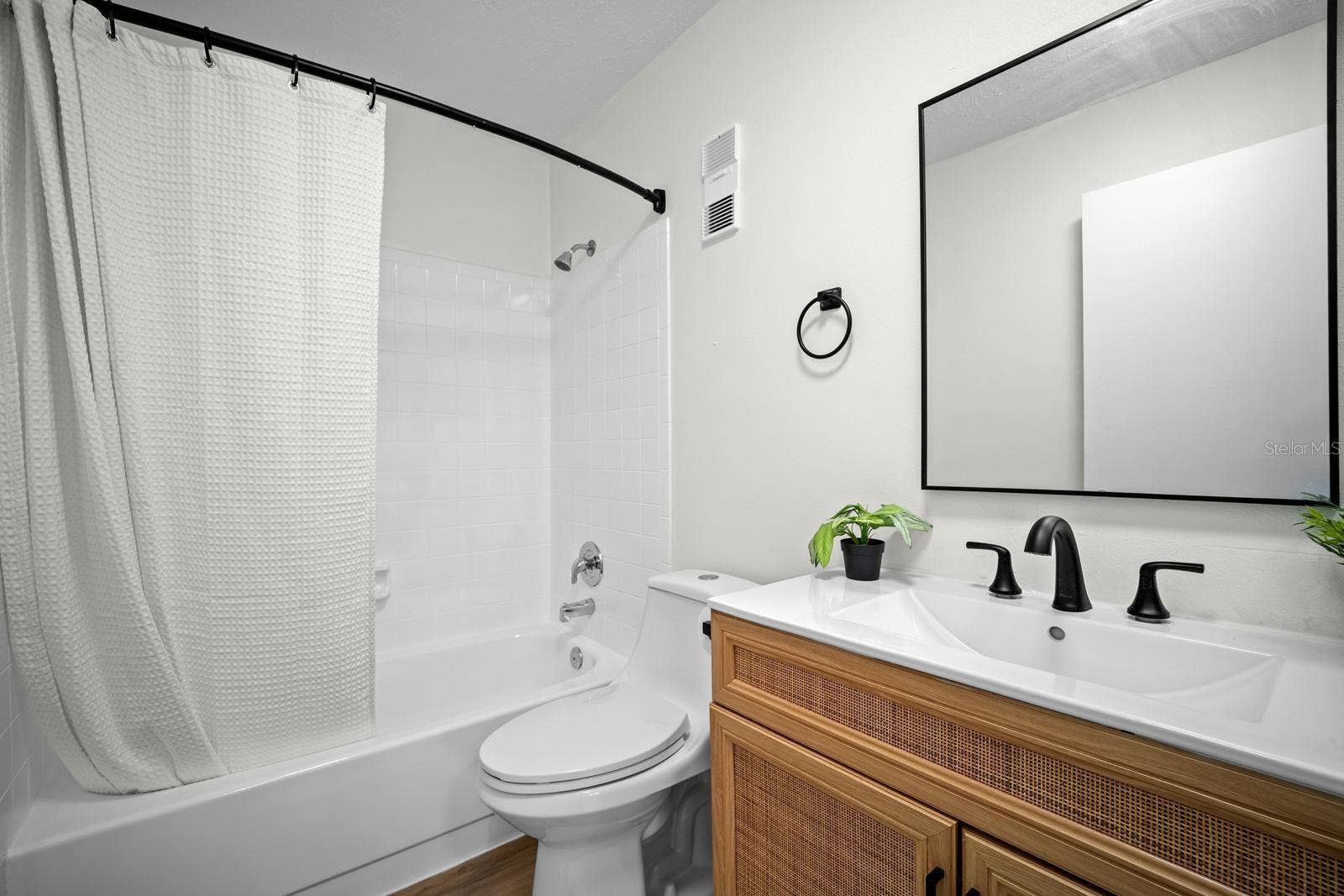 bathroom with tub