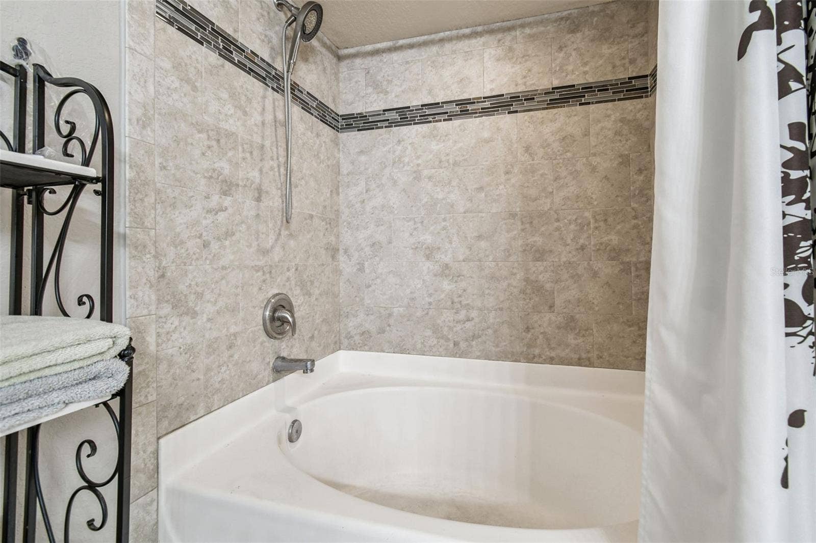 1627 HAMMOCKS AVENUE, Lutz, FL 33549 1627 HAMMOCKS AVENUE, Lutz, FL 33549