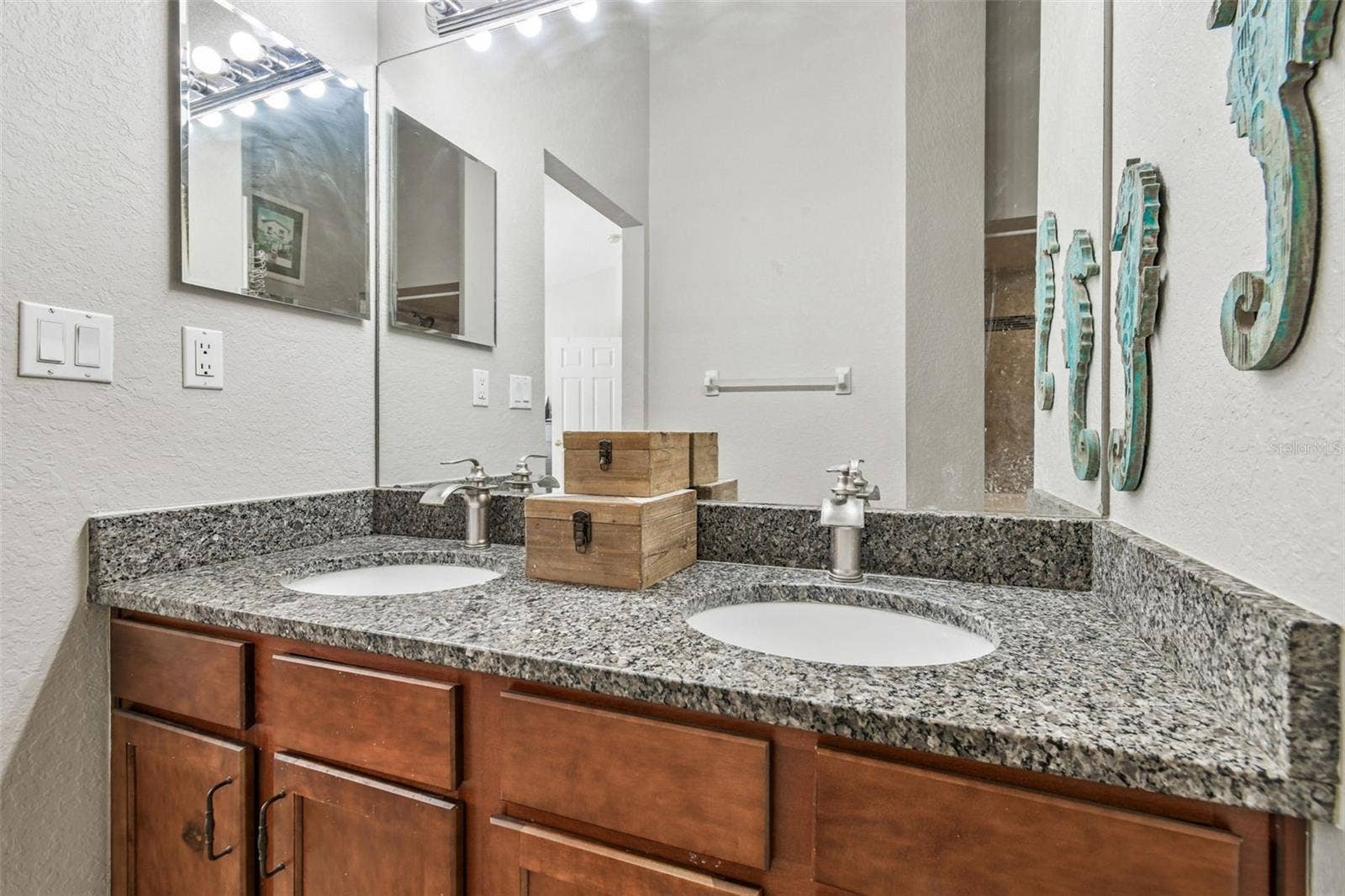 1627 HAMMOCKS AVENUE, Lutz, FL 33549 1627 HAMMOCKS AVENUE, Lutz, FL 33549