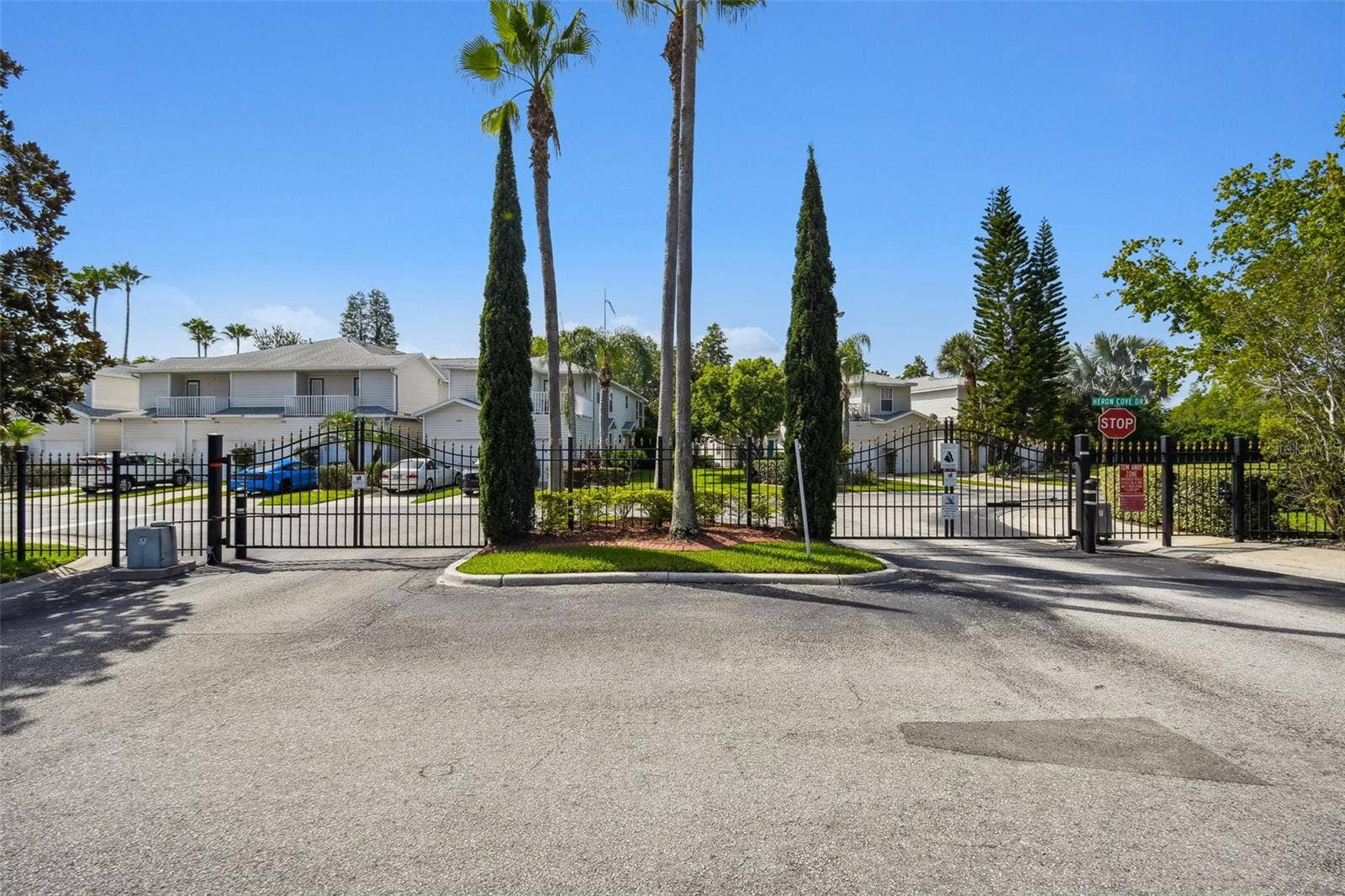 1627 HAMMOCKS AVENUE, Lutz, FL 33549 1627 HAMMOCKS AVENUE, Lutz, FL 33549