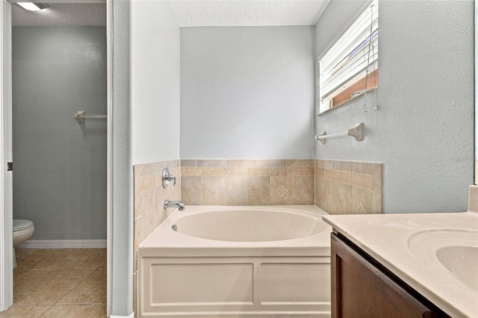 525 POWDER VIEW DRIVE, Ruskin, FL 33570 Water Closet.and Garden Tub in Ensuite