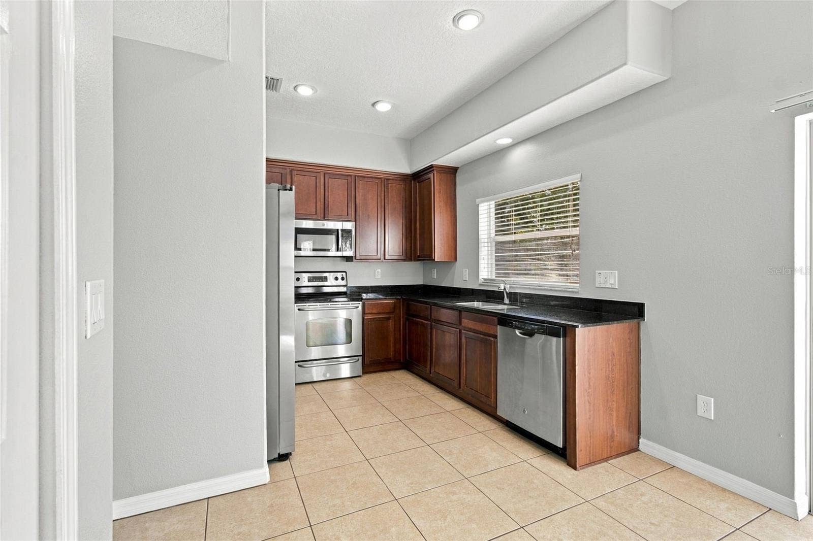 525 POWDER VIEW DRIVE, Ruskin, FL 33570 Kitchen Stainless Appliances