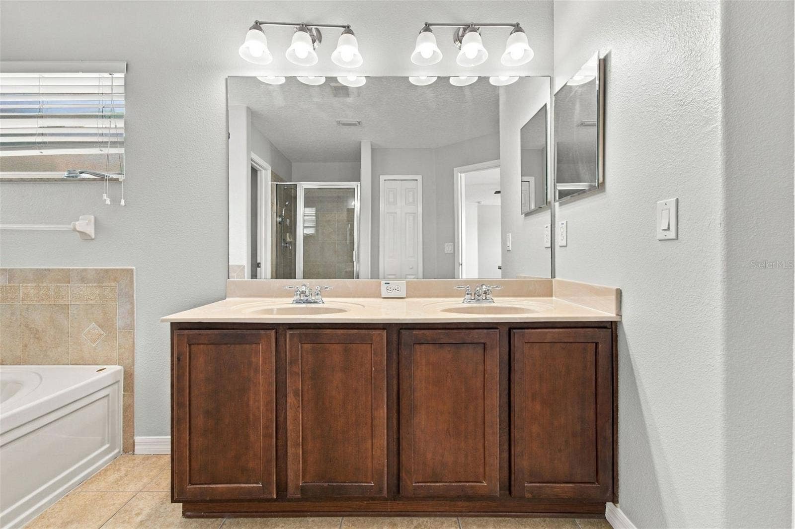 525 POWDER VIEW DRIVE, Ruskin, FL 33570 Dual Sinks Ensuite