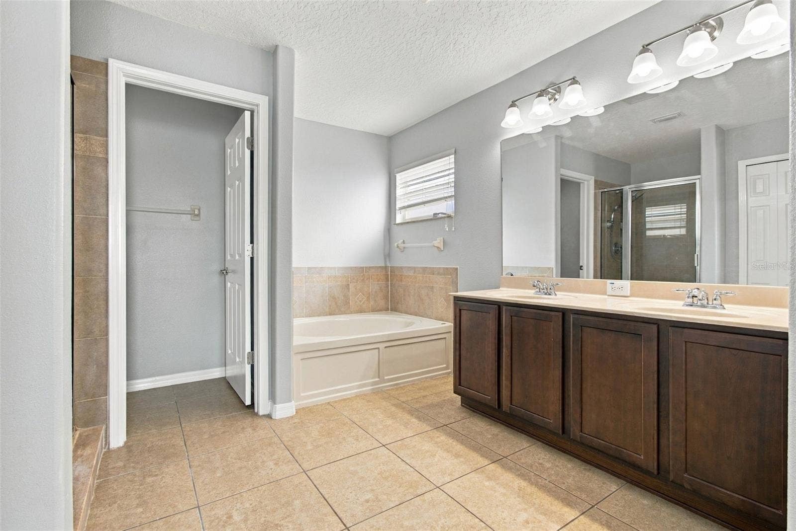 525 POWDER VIEW DRIVE, Ruskin, FL 33570 Ensuite Bath