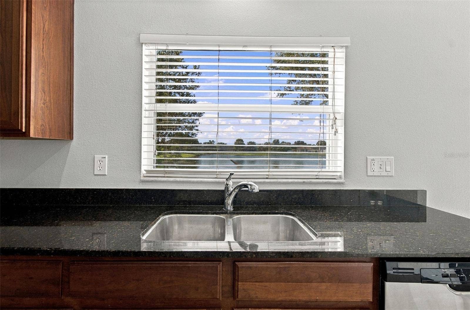 525 POWDER VIEW DRIVE, Ruskin, FL 33570 Everyonw loves a Kitchen Window!