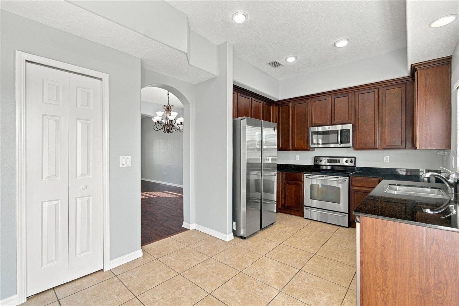 525 POWDER VIEW DRIVE, Ruskin, FL 33570 Kitchen with walk-in Pantry