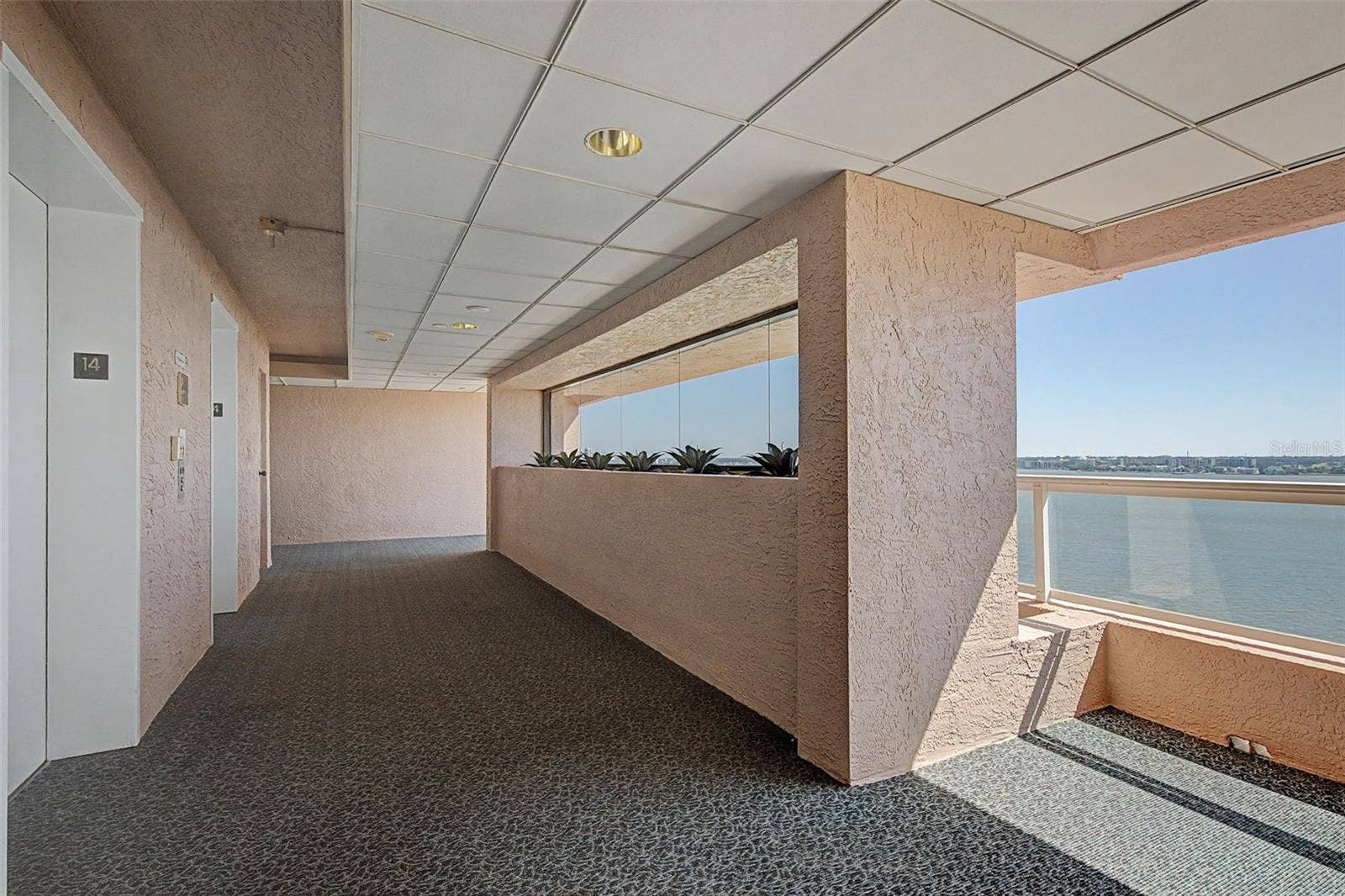 Step off the elevator onto the 14th floor with Panoramic waterfront views!