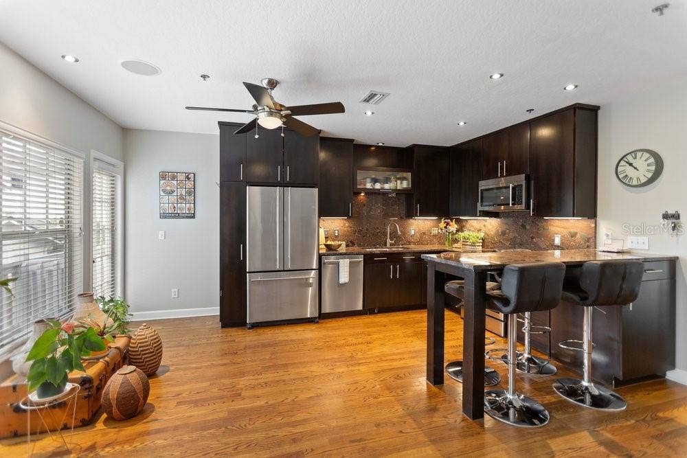 919 S ROME AVENUE, #8, Tampa, FL 33606 Kitchen and bar