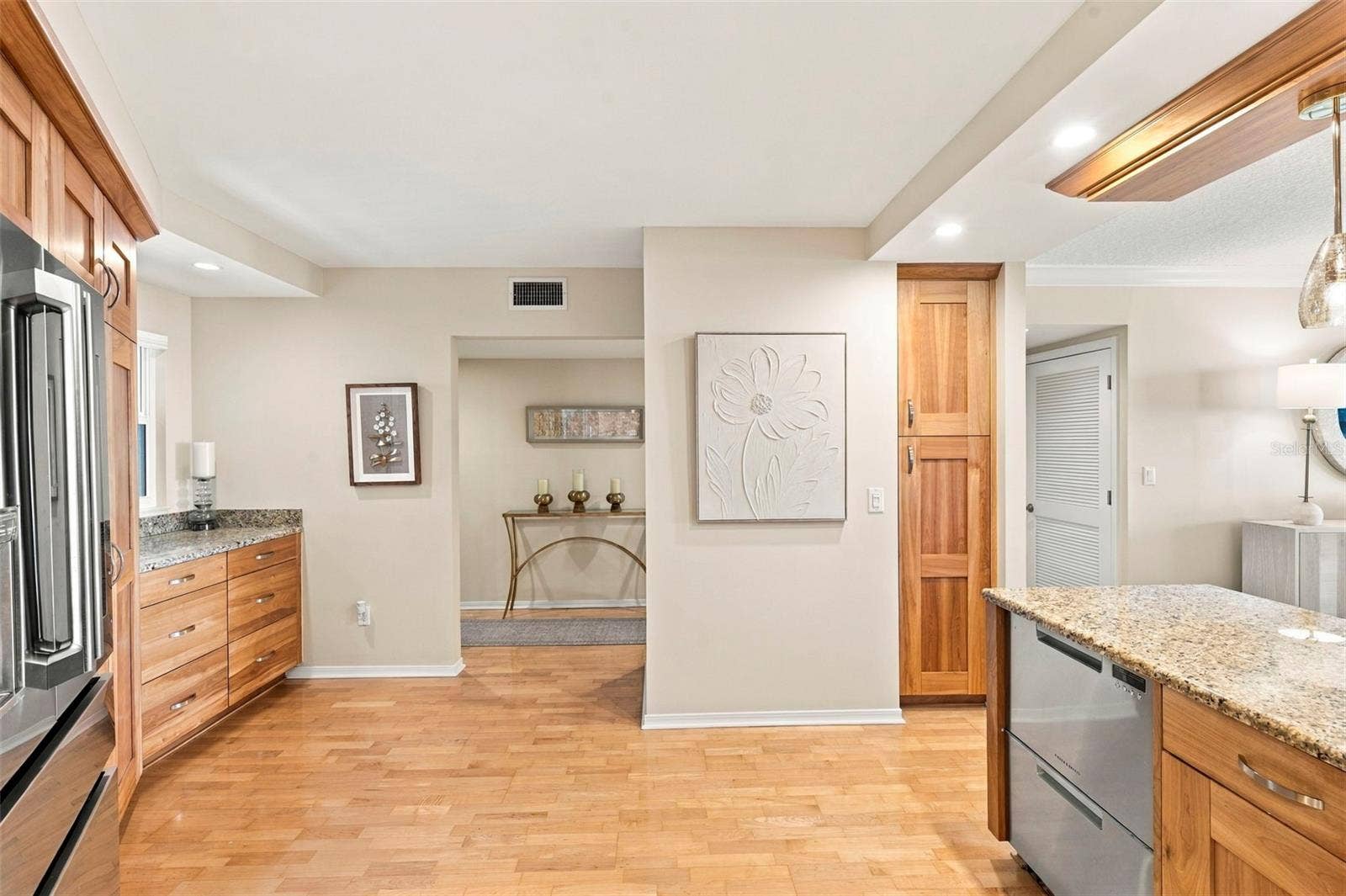 700 BEACH DRIVE NE, #803, St Petersburg, FL 33701 700 BEACH DRIVE NE, #803, St Petersburg, FL 33701