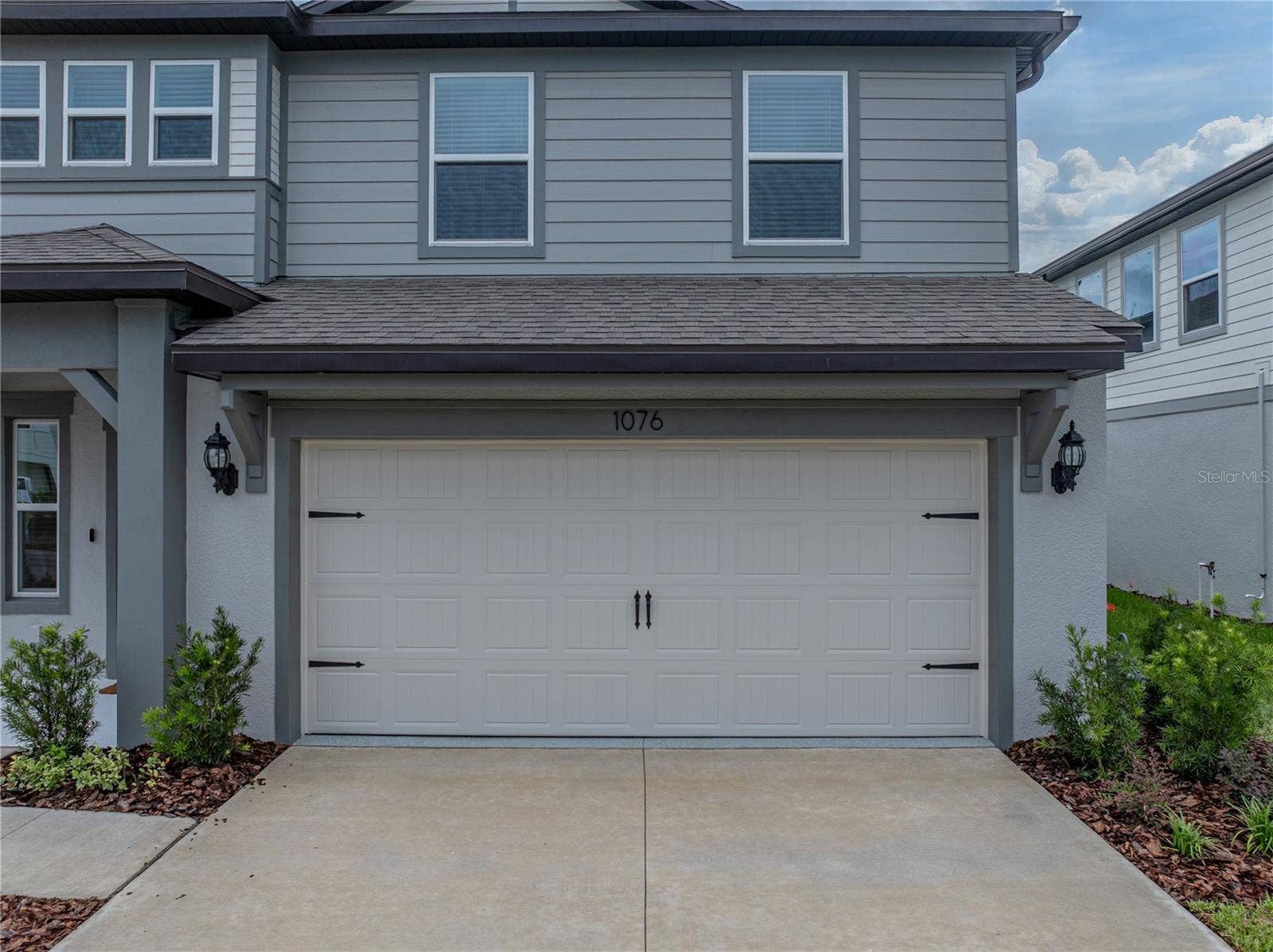 1076 KISTNA DRIVE, Zephyrhills, FL 33540 Carriage Garage Accent Hardware