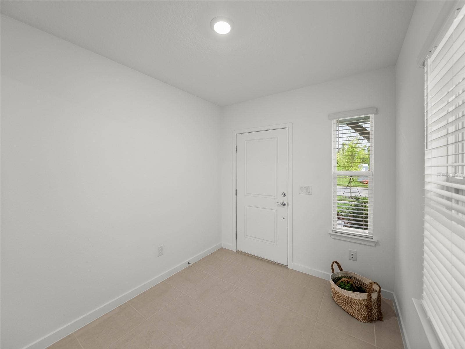 1076 KISTNA DRIVE, Zephyrhills, FL 33540 Alternate View Main Entry Mud Room Foyer Area