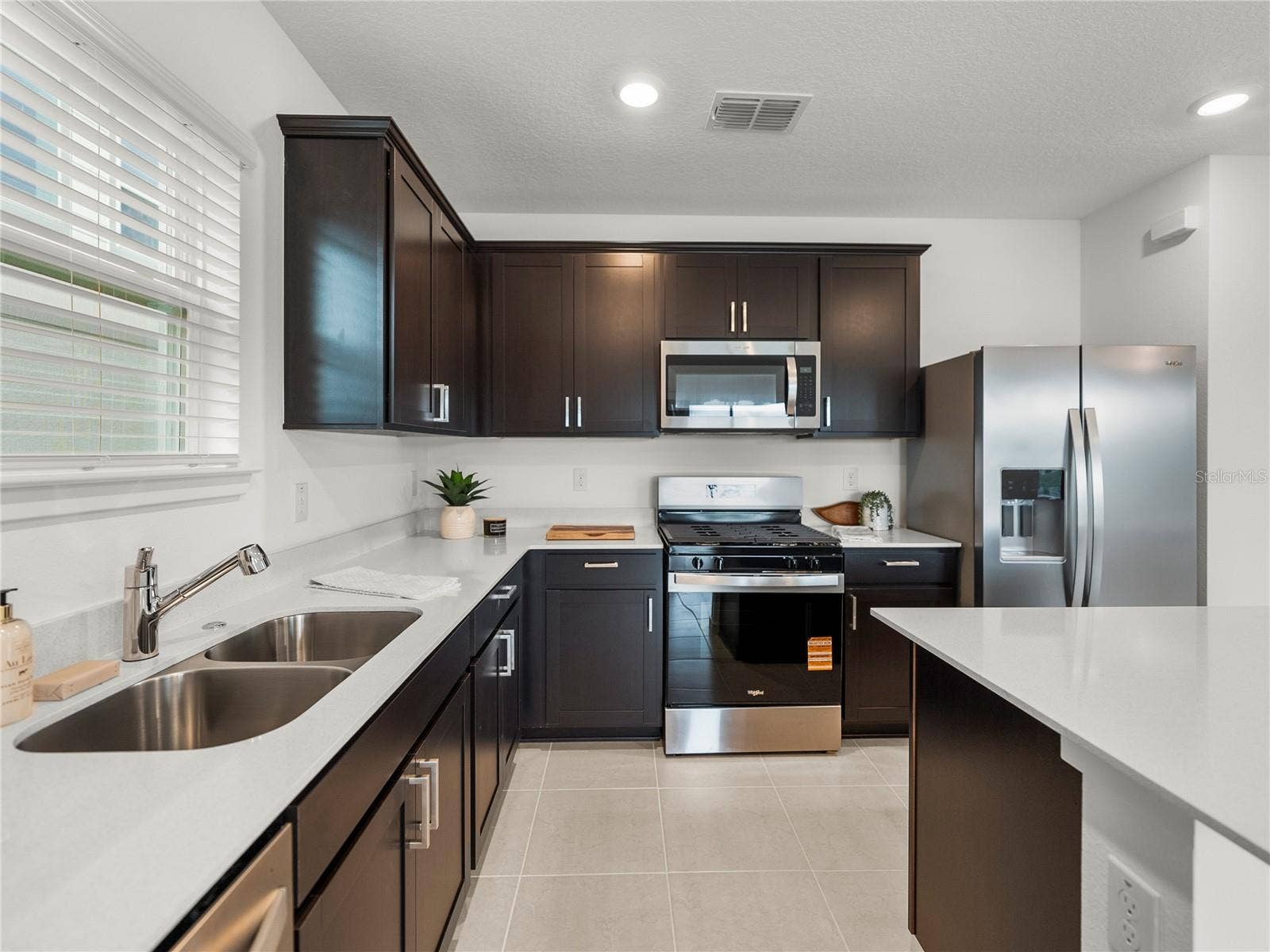 1076 KISTNA DRIVE, Zephyrhills, FL 33540 Double Bowl Undermount Sink under Kitchen Window