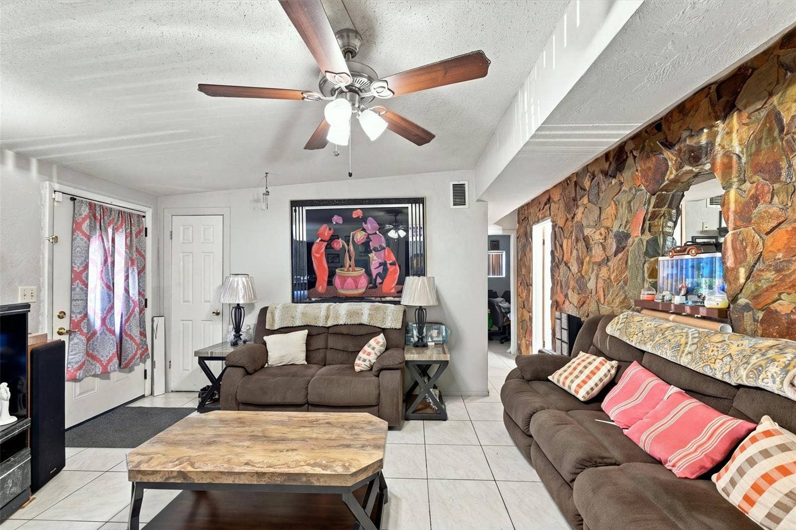 431 74TH AVENUE N, St Petersburg, FL 33702 living room