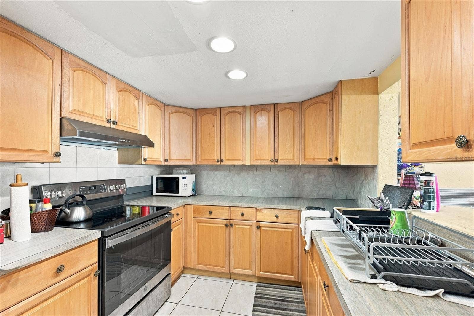 431 74TH AVENUE N, St Petersburg, FL 33702 kitchen