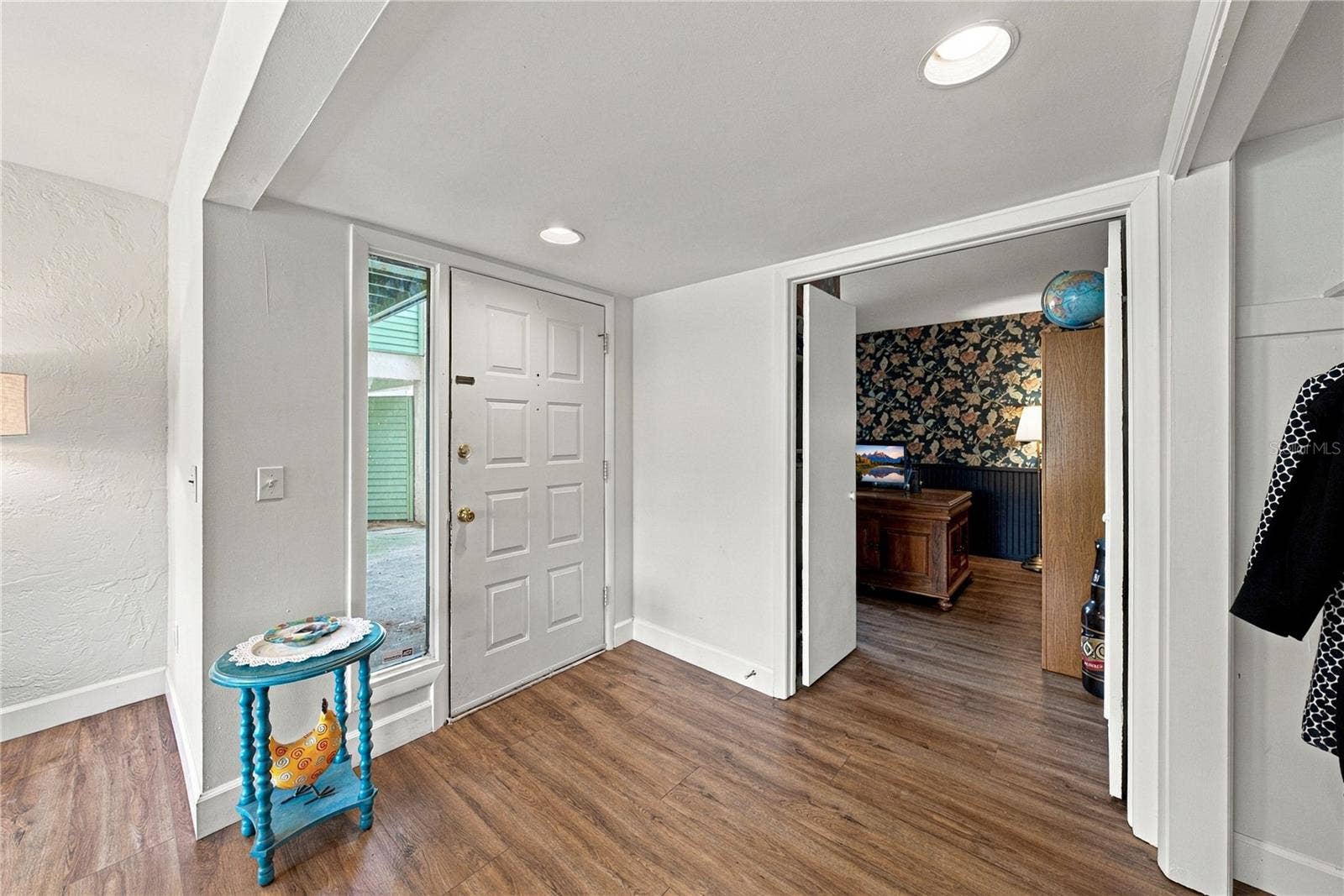 Spacious Front Entry Foyer with 3rd Bed or Office Space