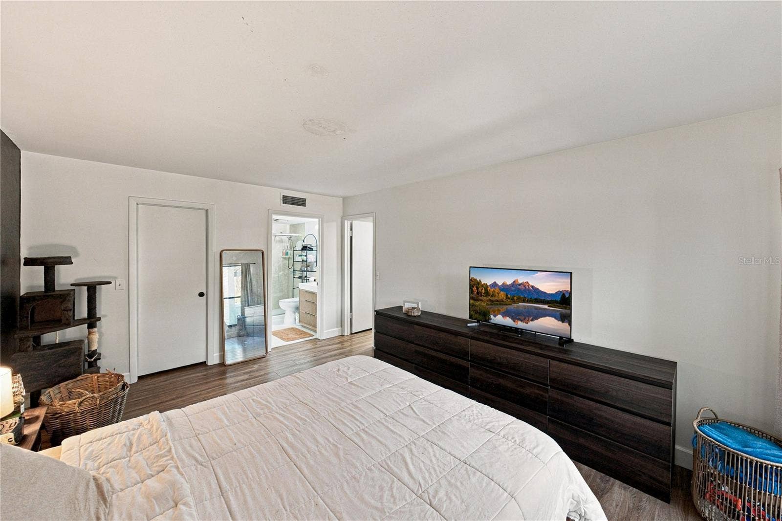 Massive Primary Suite Fresh and Clean with On Suite Bath and Walk In Closet