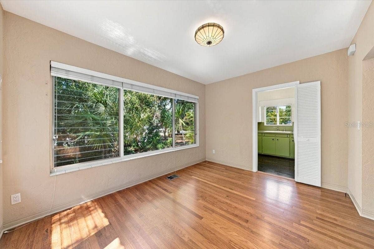 240 23RD AVENUE S, St Petersburg, FL 33705