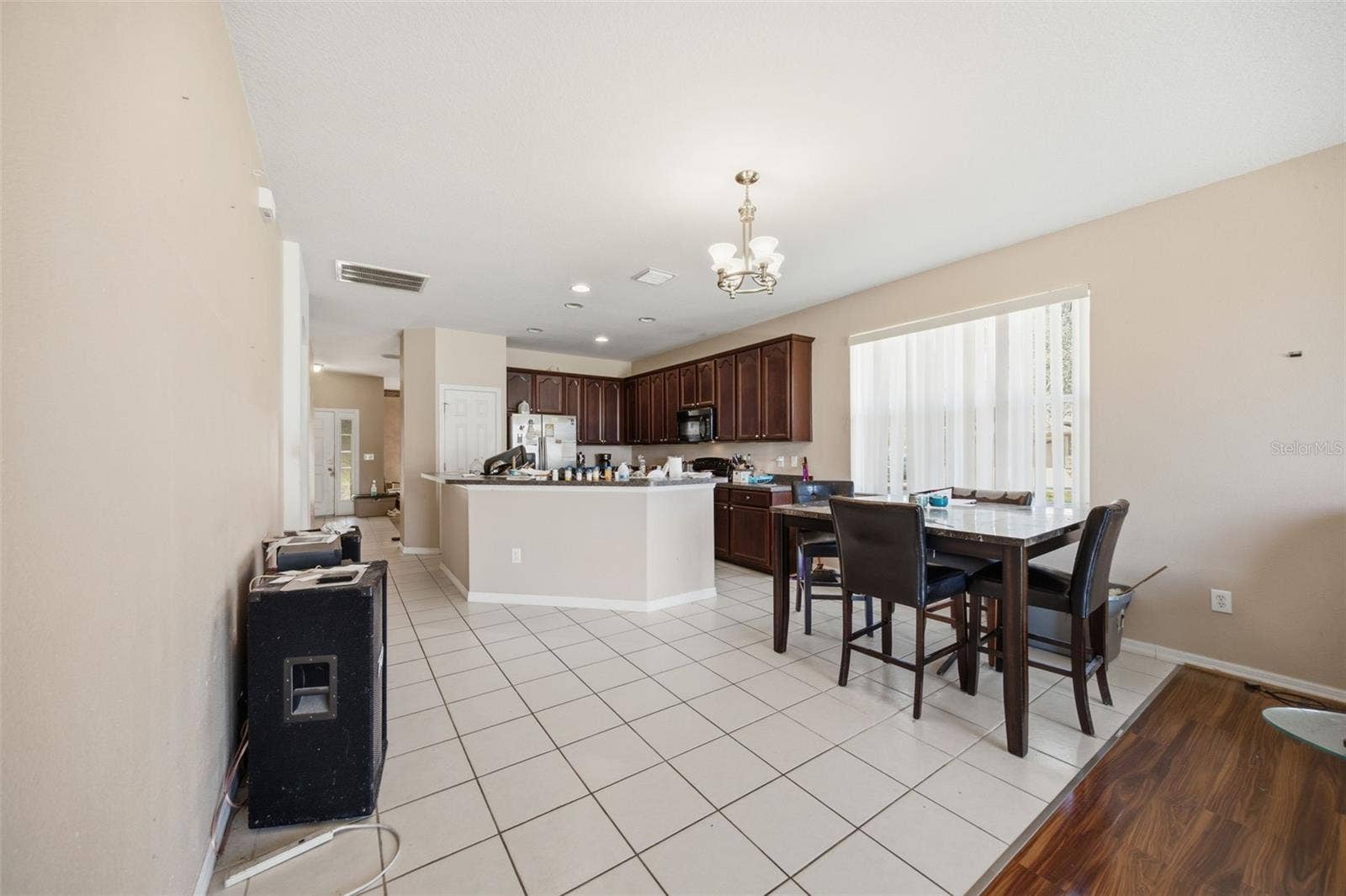 Breakfast nook 14'9" x 9'9"