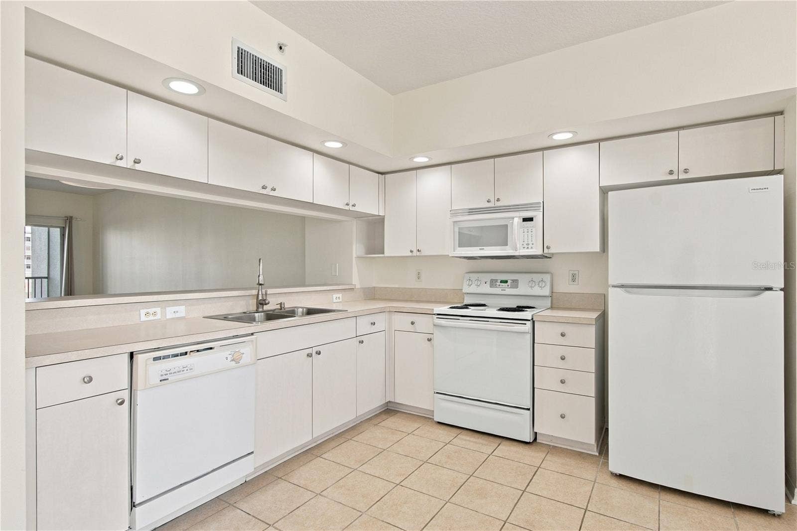 1200 COUNTRY CLUB DRIVE, #3202, Largo, FL 33771 Kitchen