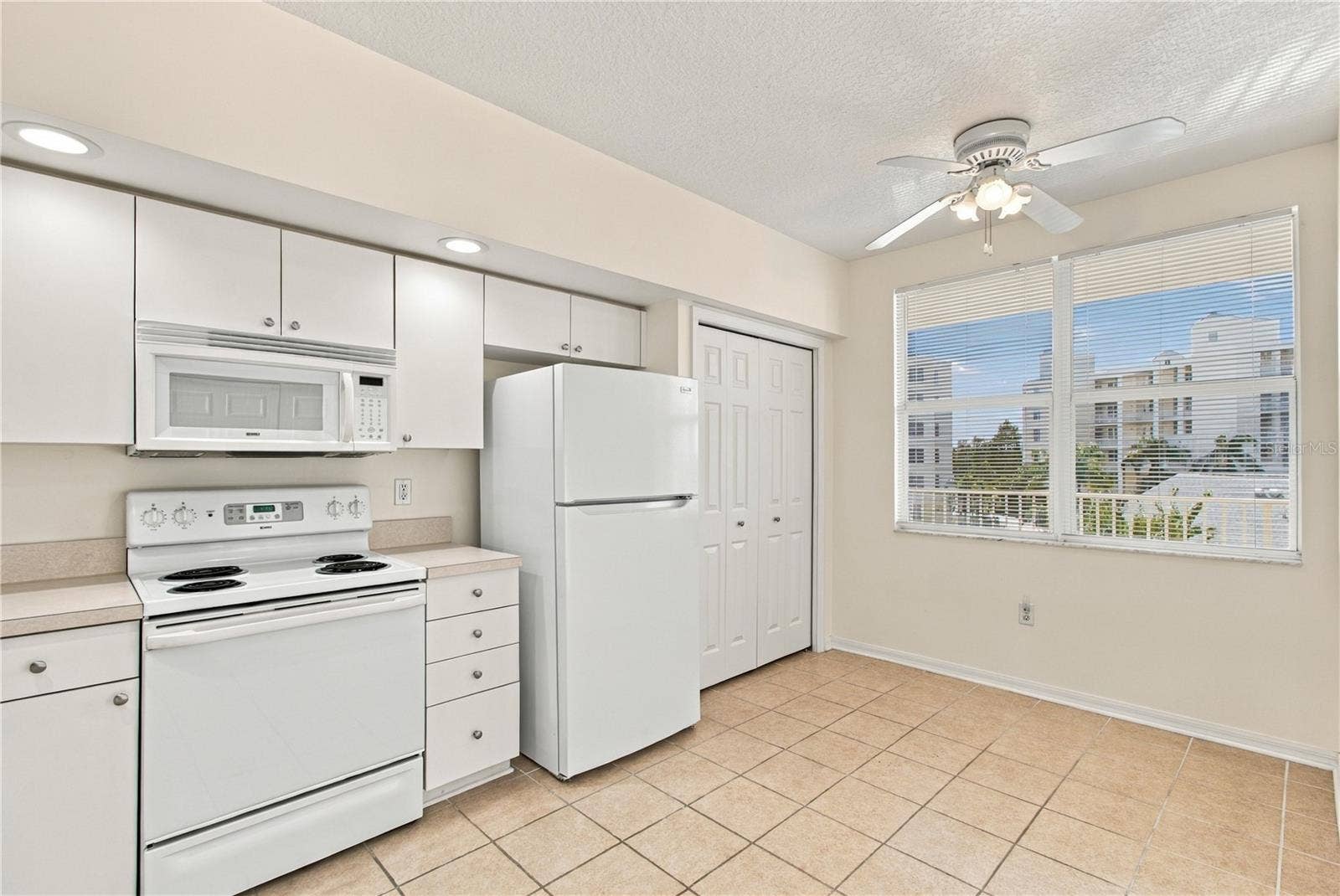 1200 COUNTRY CLUB DRIVE, #3202, Largo, FL 33771 Eat In Kitchen Area