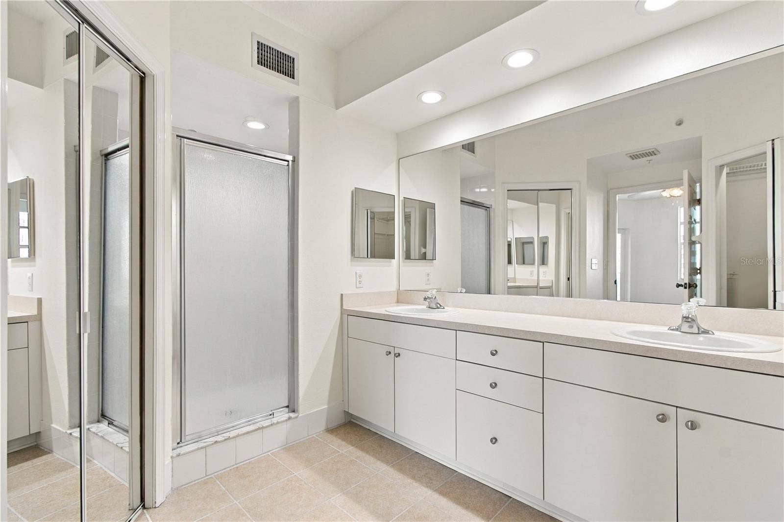 1200 COUNTRY CLUB DRIVE, #3202, Largo, FL 33771 Primary Bathroom