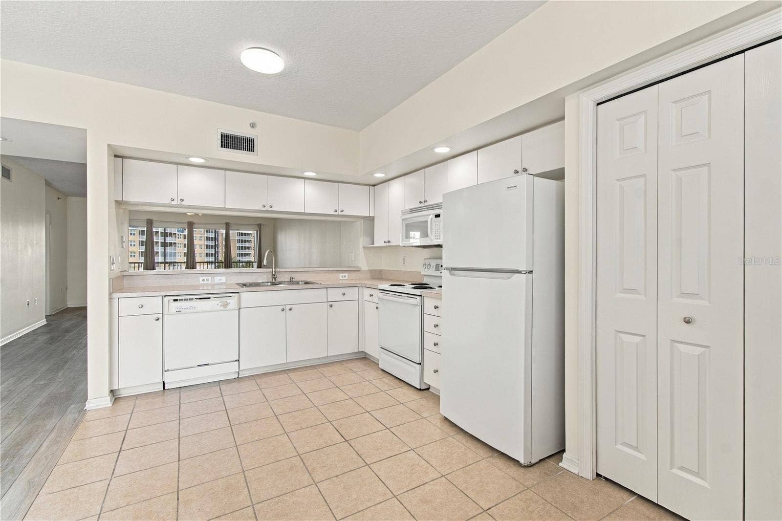 1200 COUNTRY CLUB DRIVE, #3202, Largo, FL 33771 1200 COUNTRY CLUB DRIVE, #3202, Largo, FL 33771
