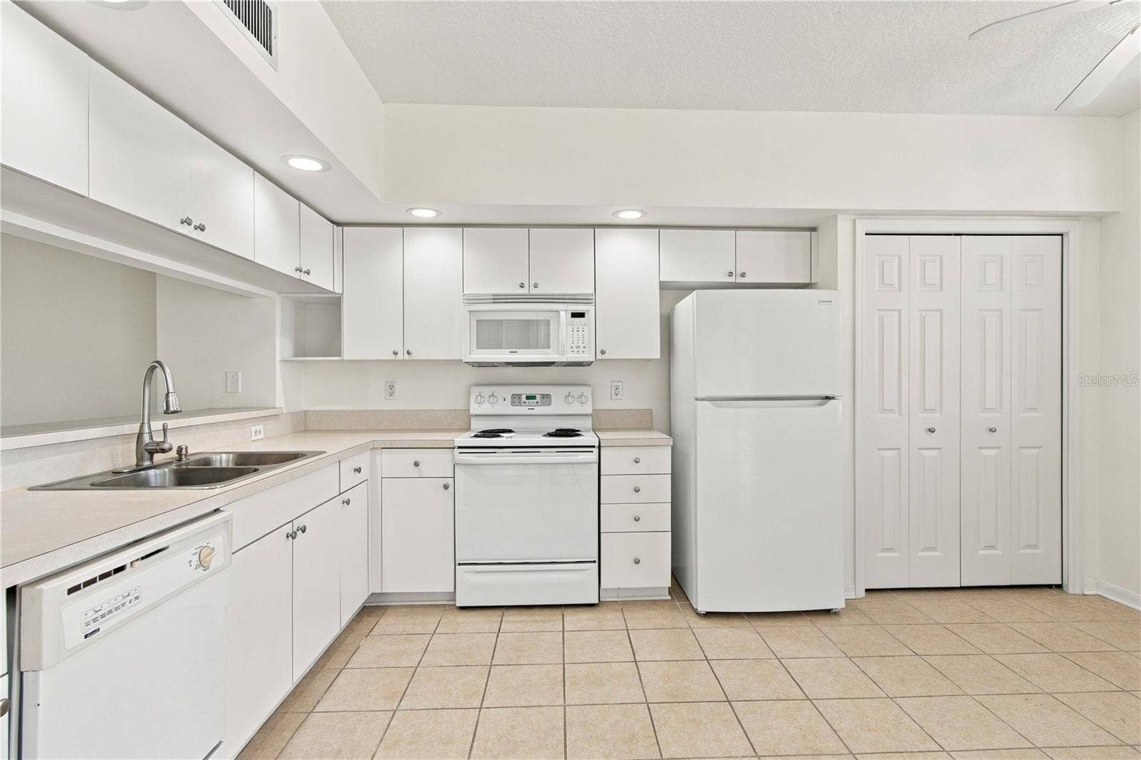 1200 COUNTRY CLUB DRIVE, #3202, Largo, FL 33771 1200 COUNTRY CLUB DRIVE, #3202, Largo, FL 33771