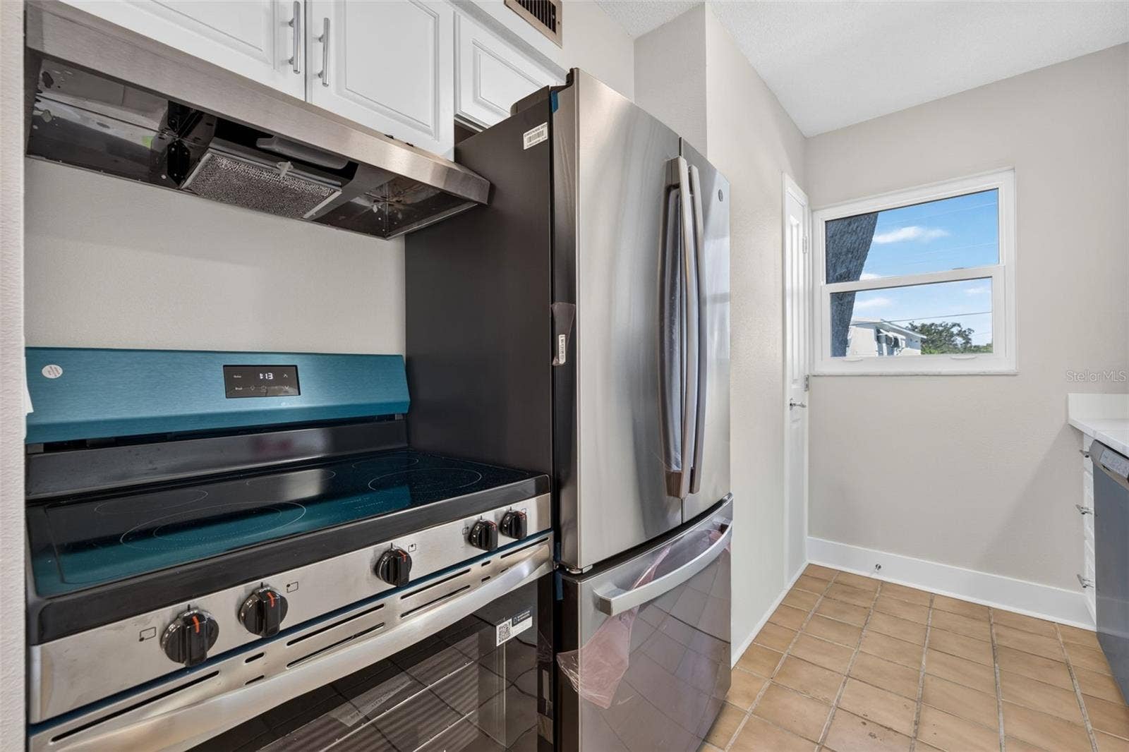 6982 SUNSET DRIVE S, #6982, South Pasadena, FL 33707 Brand new stainless appliances