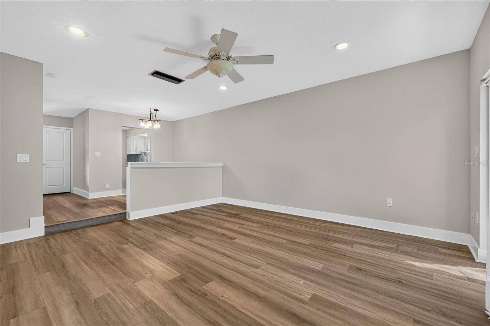 6982 SUNSET DRIVE S, #6982, South Pasadena, FL 33707 Living room