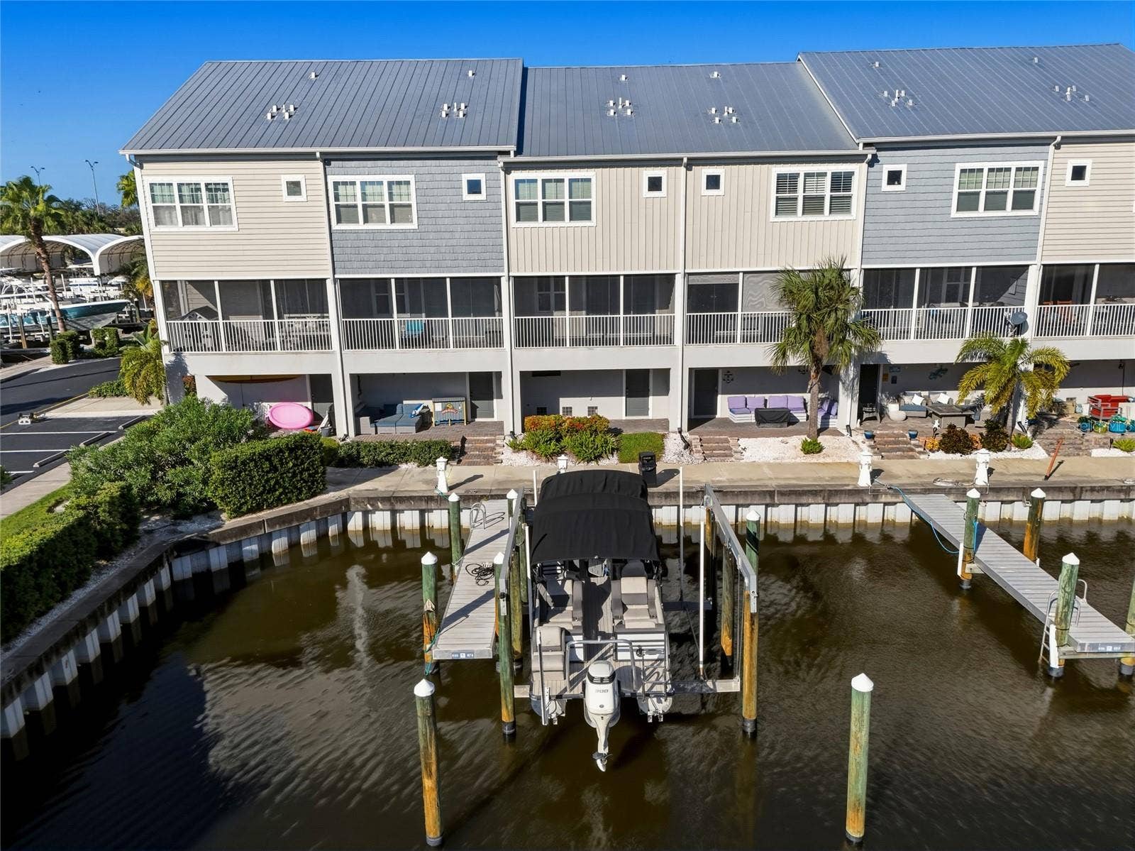 6072 MOORINGS DRIVE S, St Petersburg, FL 33712 Boat right out back