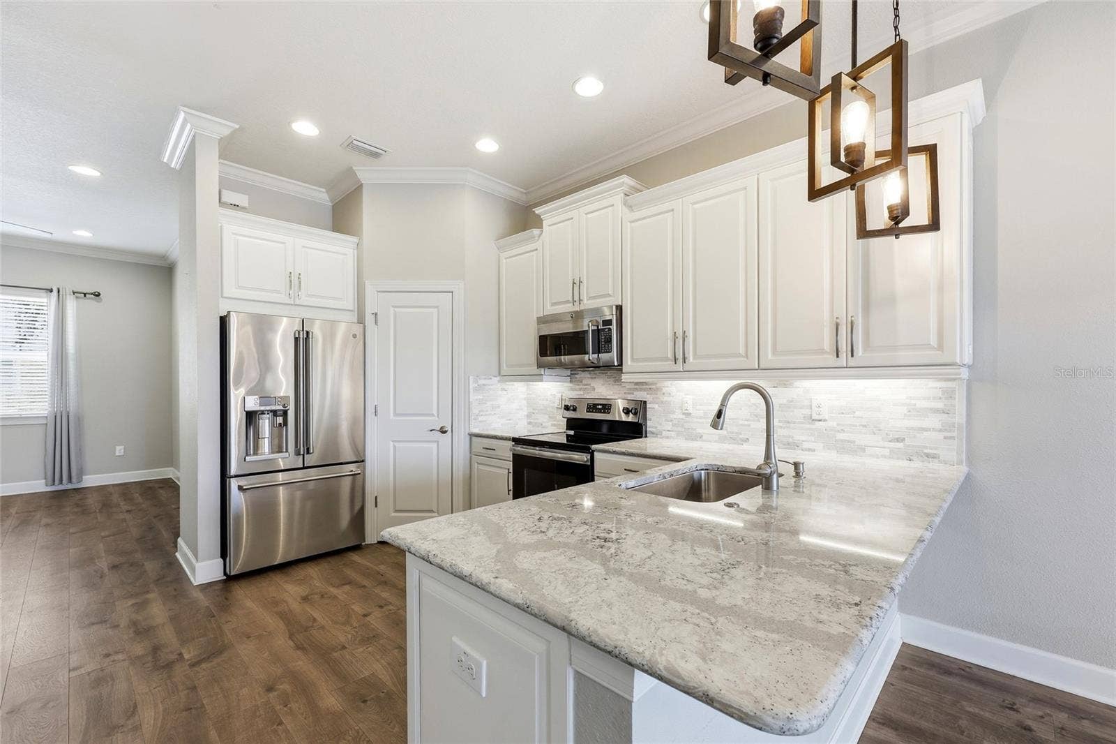6072 MOORINGS DRIVE S, St Petersburg, FL 33712 Kitchen - watch the wildlife while cooking