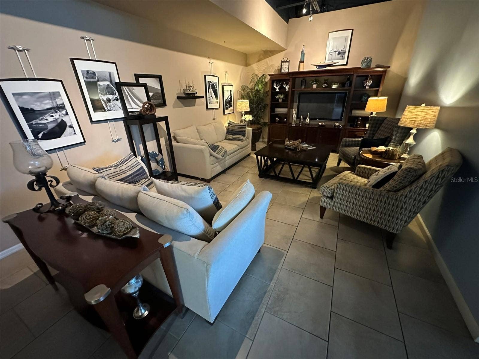 6072 MOORINGS DRIVE S, St Petersburg, FL 33712 Captains Lounge