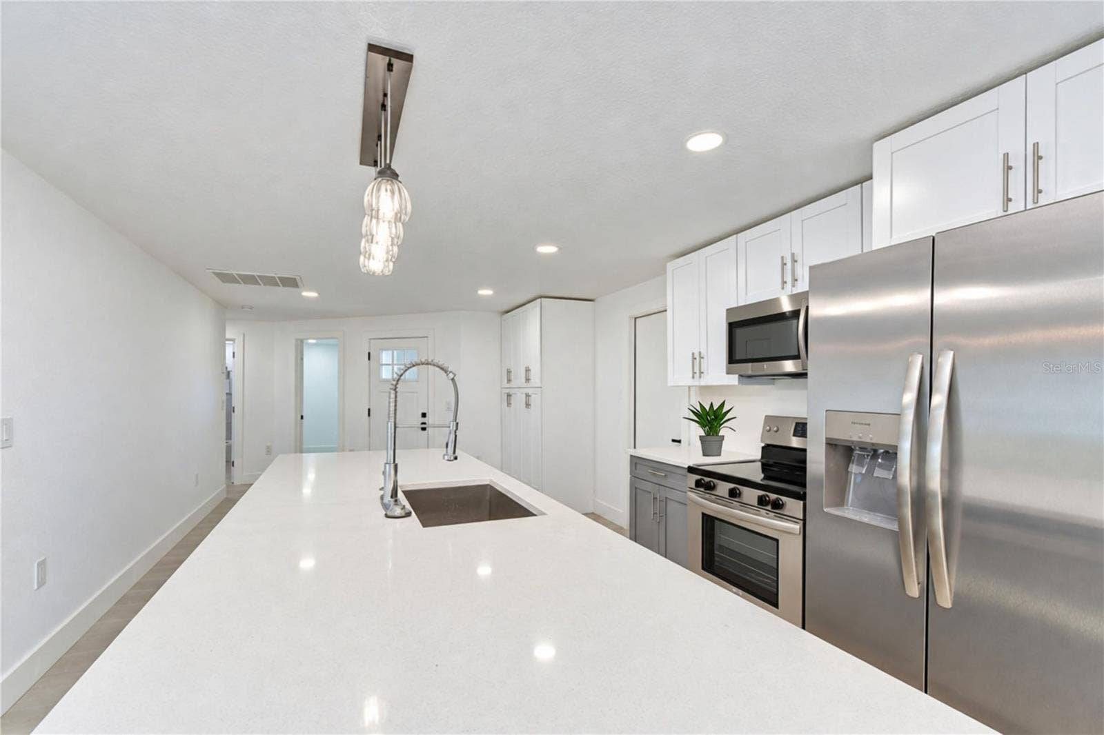 404 LAKEVIEW DRIVE, Oldsmar, FL 34677 404 LAKEVIEW DRIVE, Oldsmar, FL 34677