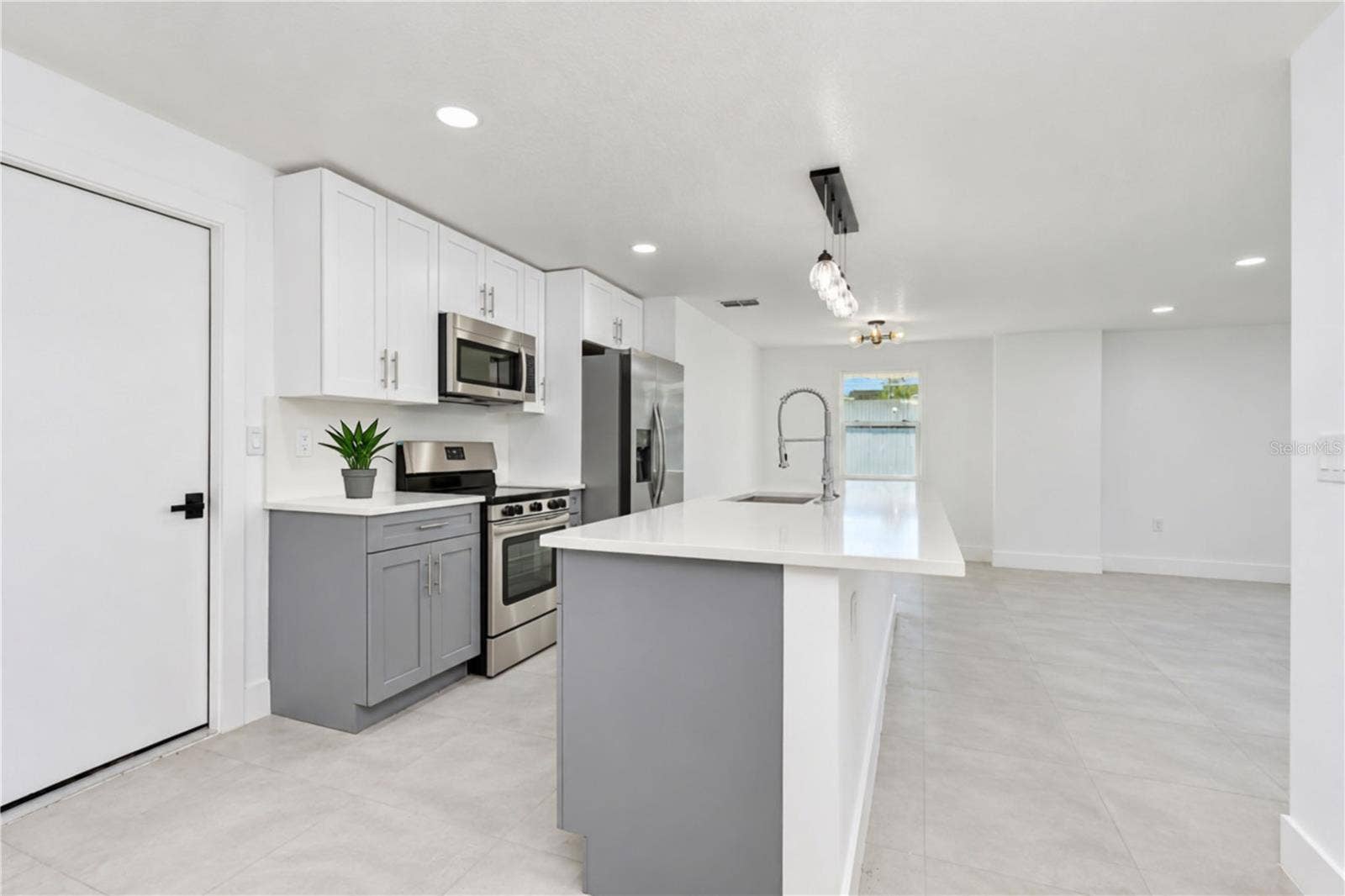 404 LAKEVIEW DRIVE, Oldsmar, FL 34677 404 LAKEVIEW DRIVE, Oldsmar, FL 34677