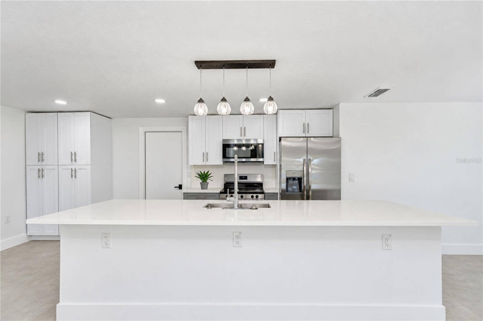 404 LAKEVIEW DRIVE, Oldsmar, FL 34677 404 LAKEVIEW DRIVE, Oldsmar, FL 34677