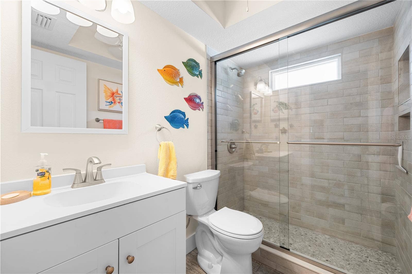 929 SANTA MONICA DRIVE, Dunedin, FL 34698 Second bathroom.