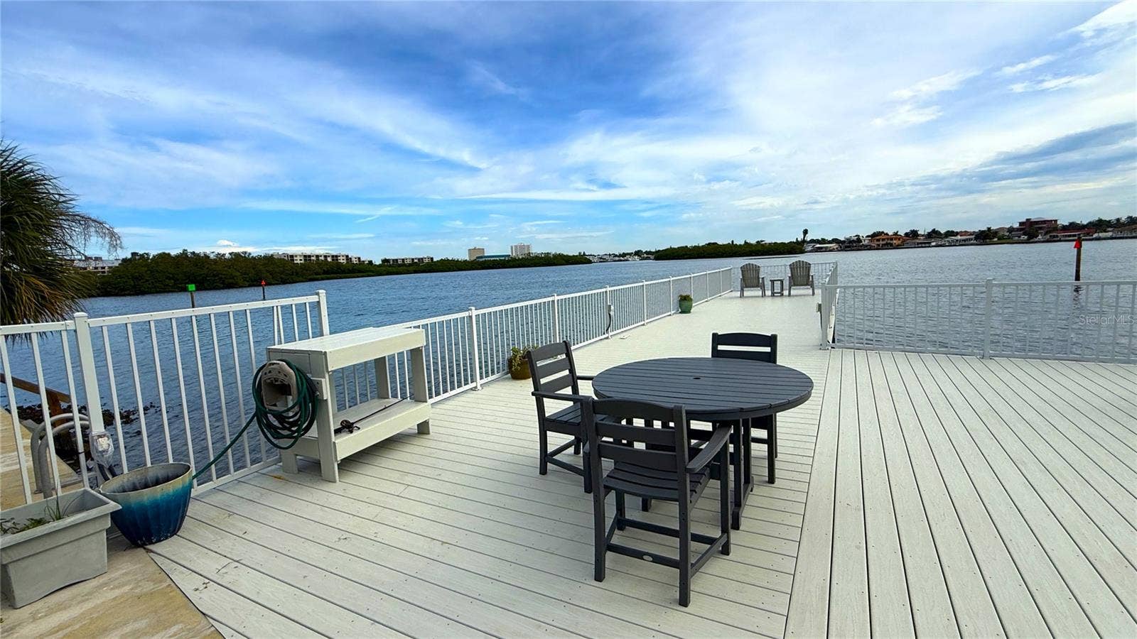 Expansive deck