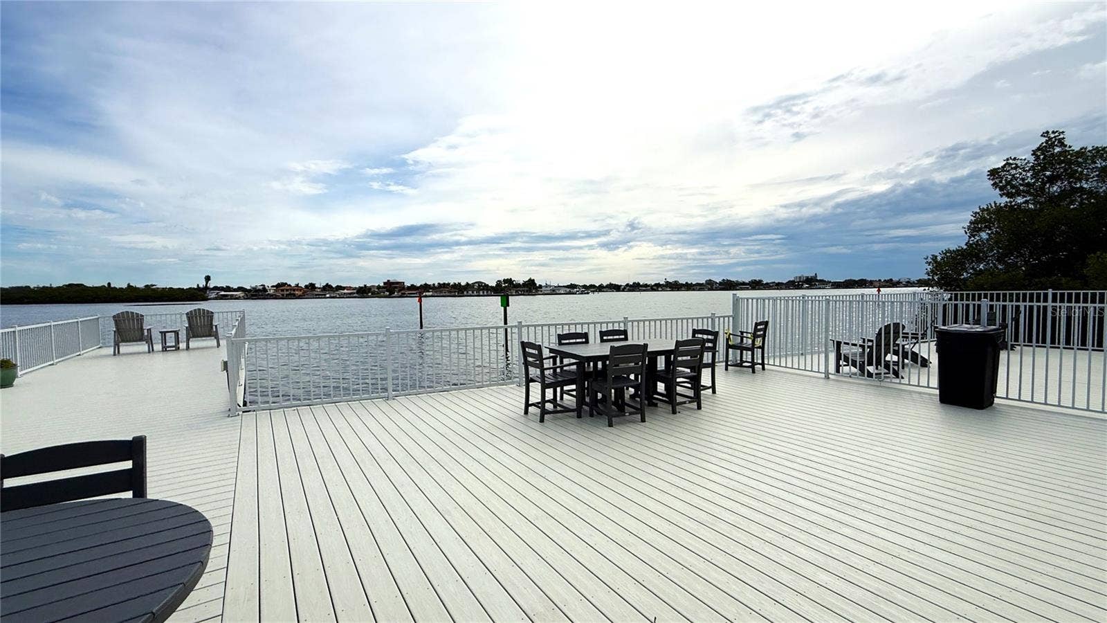 Expansive deck