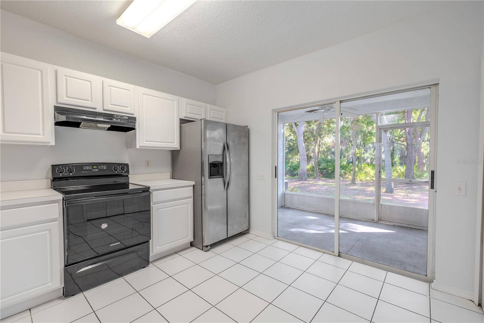 2432 LAKE WOODBERRY CIRCLE, Brandon, FL 33510 The kitchen features neutral tone cabinets and countertops, and a stainless steel dishwasher. There is a laundry closet with washer/dryer.